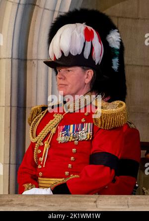 I membri del pubblico hanno aspettato fino a 19 ore per vedere la bara della Regina Elisabetta II, drappeggiato nello Standard reale con la Corona di Stato Imperiale e l'orbo e scettro del Sovrano, sdraiati in stato sulla catafalque nella Westminster Hall, al Palazzo di Westminster, Londra foto di Michael Palmer Foto Stock