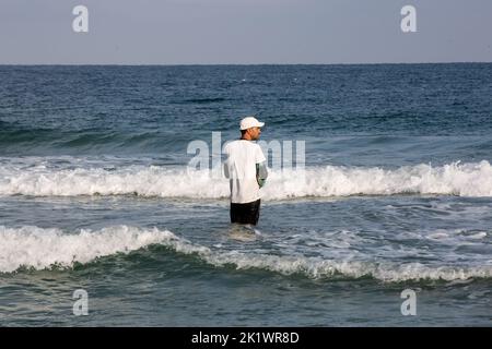 Gaza, Palestina. 20th Set, 2022. Un pescatore palestinese aspetta di gettare la sua rete nel Mar Mediterraneo nella città di Khan Yunis nella striscia meridionale di Gaza. Credit: SOPA Images Limited/Alamy Live News Foto Stock