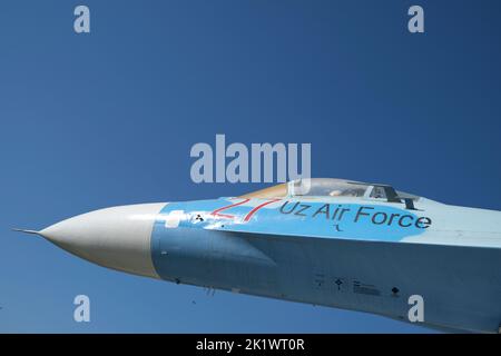 Dettaglio della cabina di pilotaggio di un aereo da combattimento restaurato blu e bianco Usbeco dell'aeronautica Sukhoi su-27 in esposizione vicino al Dipartimento della Difesa. A Tashkent, Uzbeki Foto Stock