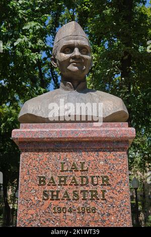 Statua commemorativa del secondo primo ministro indiano, Lal Bahadur Shastri. Morì a Tashkent nel 1966. In Tashkent, Uzbekistan. Foto Stock