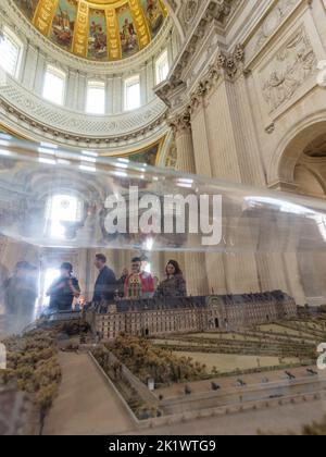 Turisti all'interno dell'Hotel Des Invalides a Parigi, in Francia, di fronte ad un modello di edificio storico Foto Stock