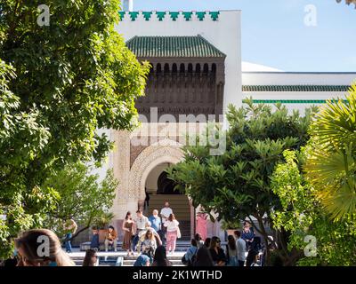 Turisti alla Grande Moschea di Parigi, situato nel 5th ° arrondissement e una delle più grandi moschee in Francia Foto Stock