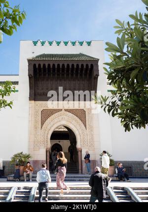 Turisti alla Grande Moschea di Parigi, situato nel 5th ° arrondissement e una delle più grandi moschee in Francia Foto Stock