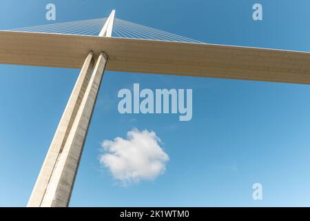 Viadotto Millau, ponte cavo-stalled sulla valle del Tarn. Il ponte stradale più alto del mondo. Autostrada A75. Aveyron, Francia. Foto Stock