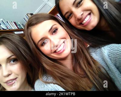 Il meglio degli amici. Tre belle giovani donne che prendono un selfie. Foto Stock