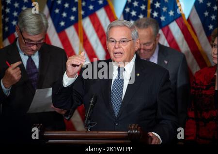 Il senatore degli Stati Uniti Bob Menendez (democratico del New Jersey) offre osservazioni durante la conferenza stampa del pranzo politico del senato democratico al Campidoglio degli Stati Uniti a Washington, DC, USA, martedì 20 settembre, 2022. Foto di Rod Lamkey/CNP/ABACAPRESS.COM Foto Stock