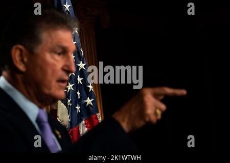 Il senatore degli Stati Uniti Joe Manchin III (democratico del West Virginia) tiene una conferenza stampa al Campidoglio degli Stati Uniti a Washington, DC, USA, martedì 20 settembre, 2022. Foto di Rod Lamkey/CNP/ABACAPRESS.COM Foto Stock