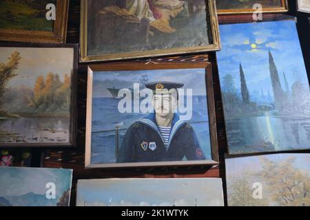 Un vecchio dipinto russo, sovietico, URSS, CCCP di un marinaio e nave della marina. Al bazar di Yangiobod, mercato in Tashkent, Uzbekistan. Foto Stock