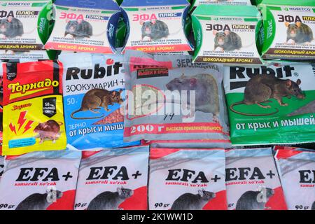 Una selezione di pacchetti russi di pellet di ratto, veleno di vermin. Al bazar di Yangiobod, mercato in Tashkent, Uzbekistan. Foto Stock