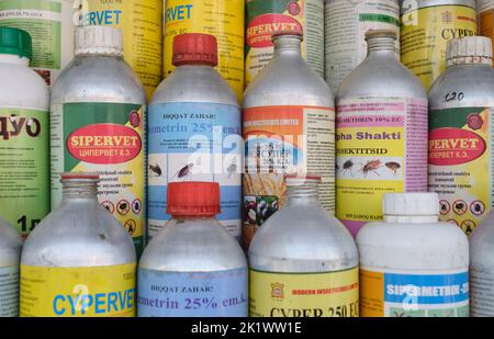 Una selezione di bottiglie in metallo russo, barattoli con bug tossico, veleno di scarafaggio. Al bazar di Yangiobod, mercato in Tashkent, Uzbekistan. Foto Stock