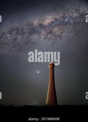 Il cuore della Via Lattea sopra il faro di Guilderton, Australia Occidentale. Foto Stock