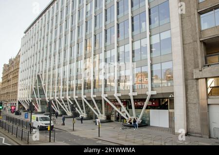 Londra, Regno Unito - 21 marzo 2022: Vista esterna del blocco di uffici Fleet Place House ad High Holborn nella città di Londra in un pomeriggio di primavera. Dsig Foto Stock