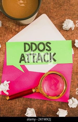 Firma scritta a mano attacco DDoS. L'autore dell'idea di business cerca di rendere le risorse di rete non disponibili Foto Stock