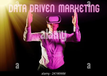 Ispirazione che mostra Sign Data Driven Marketing. Business Concept Strategy basata su Insights Analysis from Interactions Foto Stock