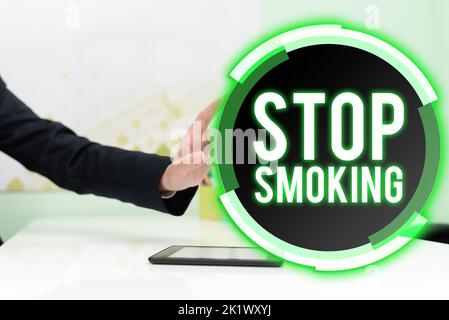 Cartello con scritta Stop Smoking. Parola scritta su interrompere o fermare l'uso della dipendenza da tabacco Foto Stock