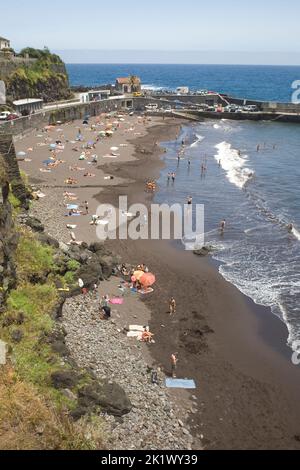 Spiaggia di Seixal sulla costa nord di Madeira con i beachgoers il giorno del Portogallo Foto Stock