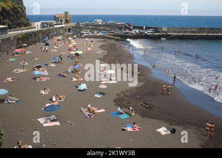 La spiaggia artificiale a Seixal in una vacanza calda e soleggiata del Portogallo Day Foto Stock