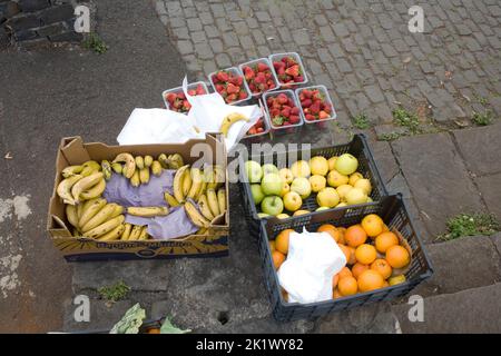 Selezione di frutta: Banane, arance, mele e fragole, in vendita su strada vicino Boaventura nel nord di Madeira Foto Stock