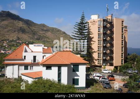 Dom Pedro Madeira hotel torre con un più tradizionale hotel a conduzione familiare accanto ad esso nella città di Machico Foto Stock