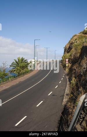 Strada che porta in salita a curva a Machico a Madeira orientale Foto Stock