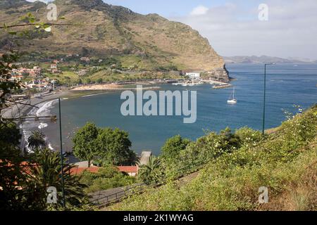 Baia e porto di Machico sulla costa sud-orientale di Madeira Foto Stock