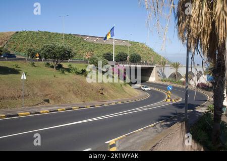 La strada ER207 passa sotto la superstrada VR1 alla fine della pista dell'aeroporto di Madeira Foto Stock