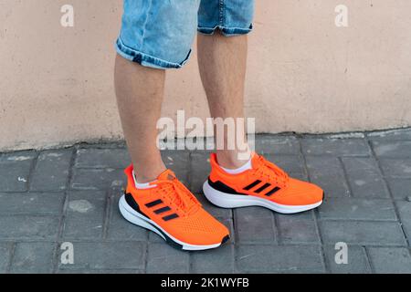 Tyumen, Russia-03 maggio 2022: Scarpe Adidas da uomo per la corsa. Intersuola primo piano con rimbalzo. Foto Stock