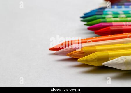 Pastelli colorati in cera isolati su sfondo bianco Foto Stock