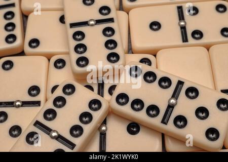 Dominali gialle sparse che giacciono l'una sopra l'altra Foto Stock