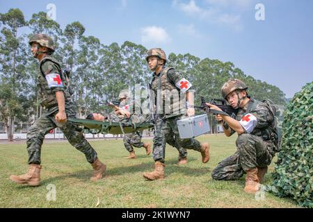 NANNING, CINA - 21 SETTEMBRE 2022 - ufficiali di polizia armati e soldati effettuano una trivella di salvataggio sul campo di battaglia di combattimento che si concentra sul tema dell'addestramento Foto Stock