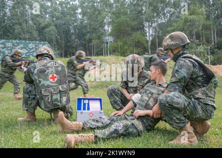 NANNING, CINA - 21 SETTEMBRE 2022 - ufficiali di polizia armati e soldati effettuano una trivella di salvataggio sul campo di battaglia di combattimento che si concentra sul tema dell'addestramento Foto Stock