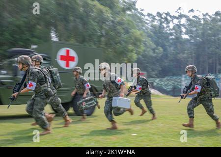 NANNING, CINA - 21 SETTEMBRE 2022 - ufficiali di polizia armati e soldati effettuano una trivella di salvataggio sul campo di battaglia di combattimento che si concentra sul tema dell'addestramento Foto Stock