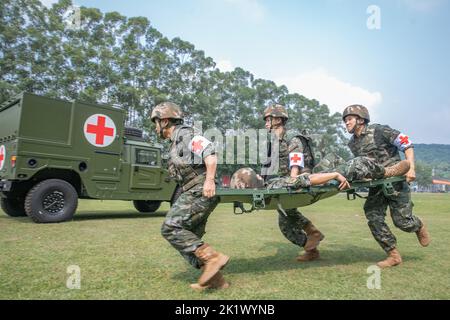 NANNING, CINA - 21 SETTEMBRE 2022 - ufficiali di polizia armati e soldati effettuano una trivella di salvataggio sul campo di battaglia di combattimento che si concentra sul tema dell'addestramento Foto Stock