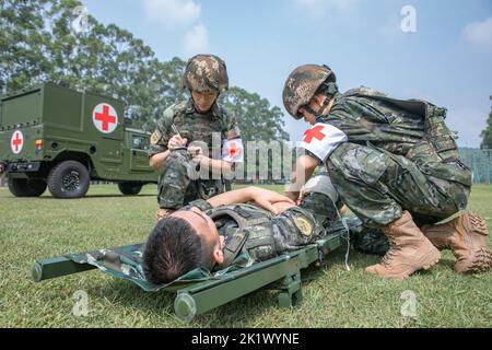 NANNING, CINA - 21 SETTEMBRE 2022 - ufficiali di polizia armati e soldati effettuano una trivella di salvataggio sul campo di battaglia di combattimento che si concentra sul tema dell'addestramento Foto Stock