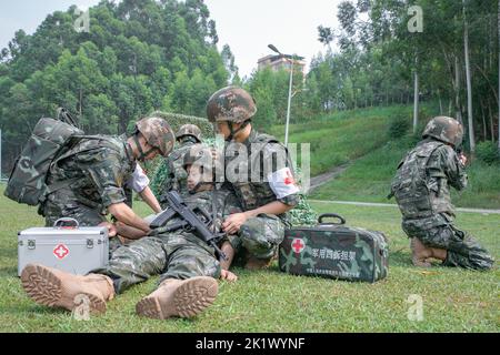 NANNING, CINA - 21 SETTEMBRE 2022 - ufficiali di polizia armati e soldati effettuano una trivella di salvataggio sul campo di battaglia di combattimento che si concentra sul tema dell'addestramento Foto Stock