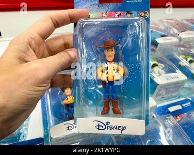 Tyumen, Russia-09 settembre 2022: Visualizzazione di sfondo del film Toy Story con personaggi cartoni animati. Messa a fuoco selettiva Foto Stock