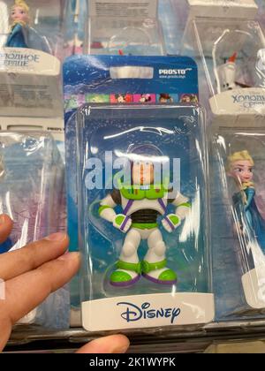 Tyumen, Russia-09 settembre 2022: Visualizzazione di sfondo del film Toy Story con personaggi cartoni animati. Messa a fuoco selettiva Foto Stock