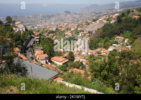 Vista dalla strada ER103 della periferia nord-occidentale di Funchal a Madeira Foto Stock