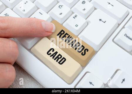 Carta Rewards per testo a mano. Word for Help guadagna punti in denaro miglia dagli incentivi per gli acquisti giornalieri Foto Stock