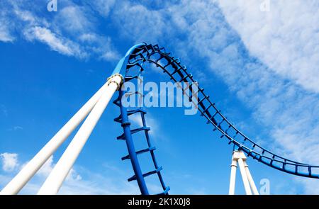 Powerpark, Finlandia - 20 giugno 2022: Parte di una montagna russa in acciaio blu Foto Stock