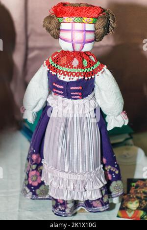 Una bambola semplificata collezionabile in costume tradizionale ucraino multicolore è in mostra alla mostra Fashion Doll International di Kiev, Ucraina. Foto Stock