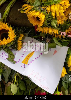 LONDRA, INGHILTERRA - SETTEMBRE 15: Un disegno di un bambino della defunta Regina Elisabetta II deposto in tributo ad un giardino commemorativo temporaneo a Green Park a Septe Foto Stock