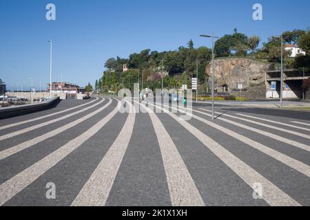 Marciapiede su Avenida do Mar mentre conduce ad Avenida SA Carneiro a Funchal Madeira Foto Stock