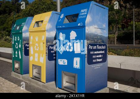 Set di 3 contenitori per il riciclaggio che contribuiscono a rendere Funchal Madeira una città più ecologica e pulita Foto Stock