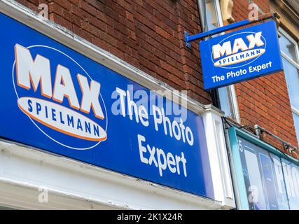 Max Spielmann The Photo Expert Shop Signs, Felixstowe, Suffolk, Inghilterra, Regno Unito Foto Stock