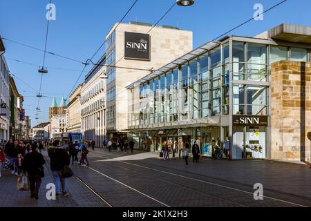 Obere Konigsstrasse a Kassel, la via dello shopping nel centro della città Foto Stock