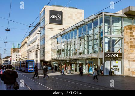 Obere Konigsstrasse a Kassel, la via dello shopping nel centro della città Foto Stock