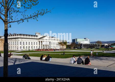 Friedrichsplatz a Kassel, con la Galleria d'Arte Fridericianum (a sinistra) e il Teatro Statale Foto Stock