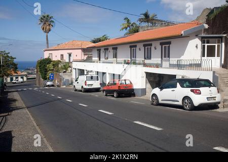 Strada residenziale sulla collina a nord di Funchal Madeira Foto Stock