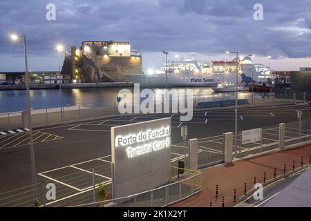 Porto di Funchal Madeira con il traghetto di Porto Santo attraccato in una serata estiva Foto Stock